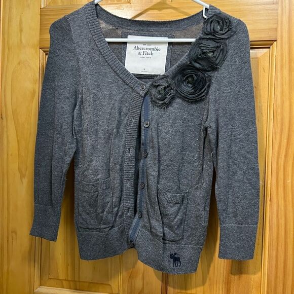 Gorgeous Abercrombie & Fitch size medium cardigan with floral accent - Picture 1 of 8